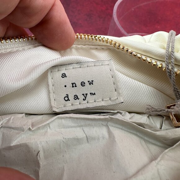 A NEW DAY BUBBLE QUILTED CLITCH HANDBAG, CREAM, SINGLE HANDLE, ZIP CLOSURE - Picture 5 of 9
